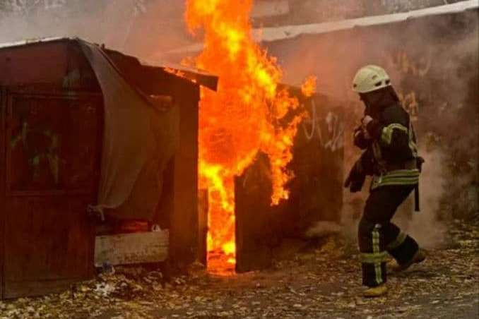В Киеве прямо во дворе многоэтажки горели гаражи