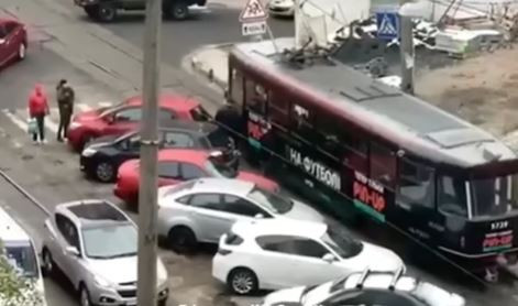 В Киеве автохамы заблокировали движение трамваев, видео