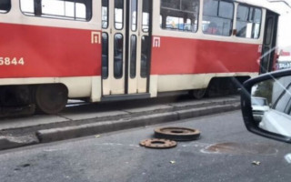 Отлетело на несколько метров: в Киеве у трамвая на ходу отвалилось колесо, фото