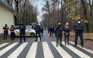 Под «Феофанией» активисты «закатали в асфальт» Зеленского: фото, видео