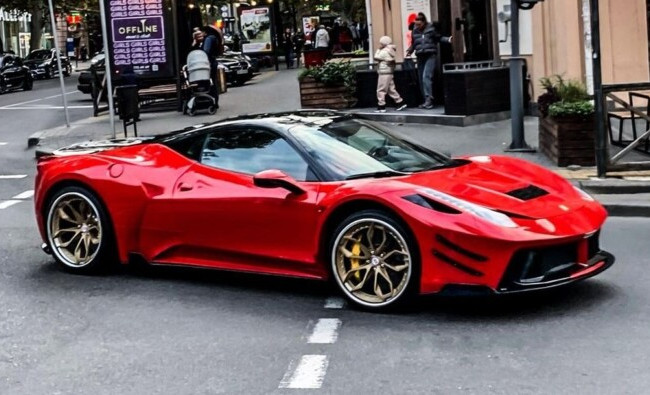 По Одессе проехался тюнингованный суперкар Ferrari красного цвета