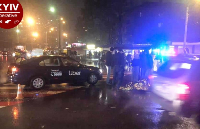 Серйозна ДТП в Києві: таксист зніс жінку на пішоходному переході