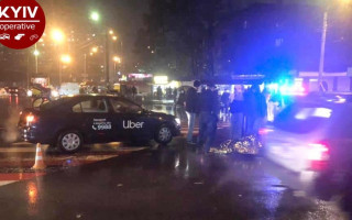 Серйозна ДТП в Києві: таксист зніс жінку на пішоходному переході