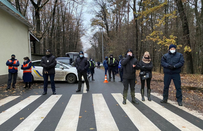 Под «Феофанией» активисты «закатали в асфальт» Зеленского: фото, видео