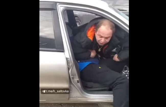 В Харькове вооруженный таксист задержал наркоторговца, видео