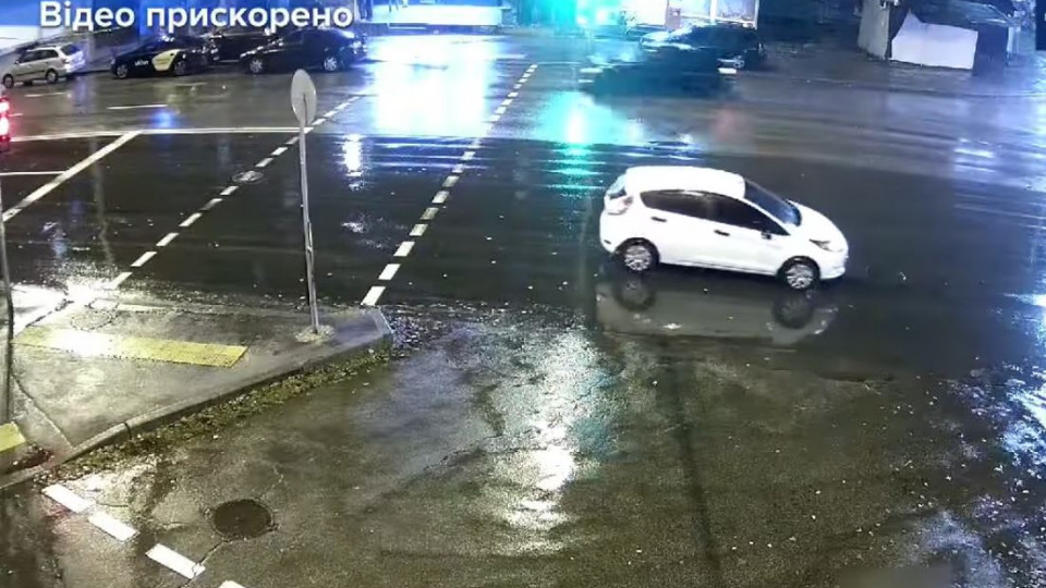 В Киеве автомобиль самовольно уехал со стоянки и устроил ДТП: видео