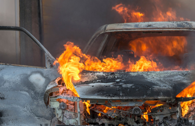 В Киеве на ходу загорелся автомобиль, видео