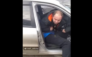 В Харькове вооруженный таксист задержал наркоторговца, видео