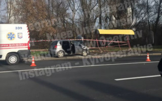 В Киеве легковушка протаранила остановку и загорелась, фото