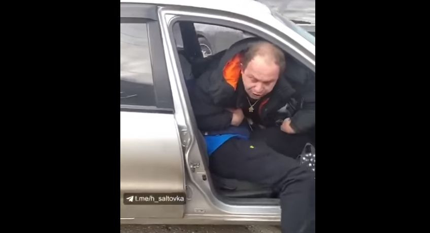 В Харькове вооруженный таксист задержал наркоторговца, видео