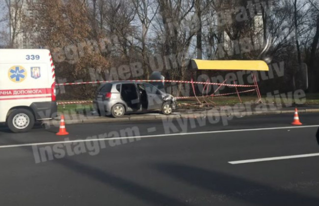 В Киеве легковушка протаранила остановку и загорелась, фото