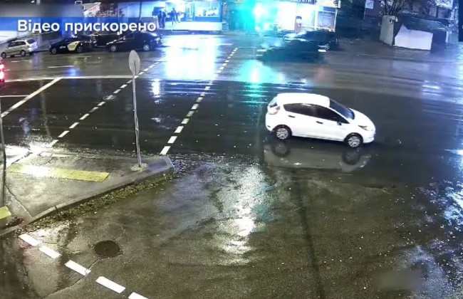 В Киеве автомобиль самовольно уехал со стоянки и устроил ДТП: видео
