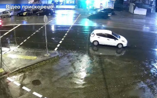 В Киеве автомобиль самовольно уехал со стоянки и устроил ДТП: видео