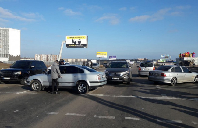 В Одессе работники «7 километра» перекрыли дорогу и требуют отменить карантин: фото