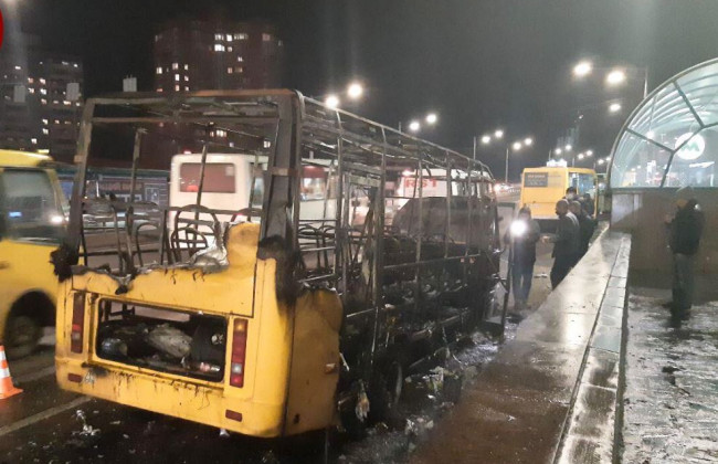 В Киеве на остановке дотла сгорела маршрутка: фото, видео