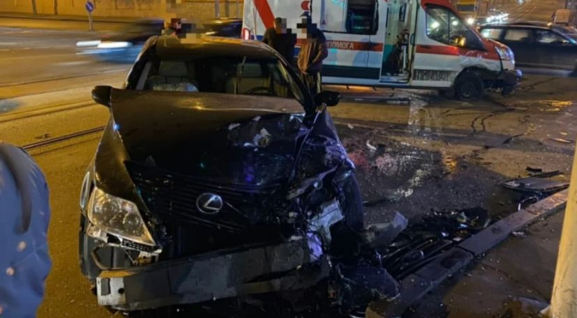 В Одессе произошло серьезное ДТП с участием скорой и Lexus, фото