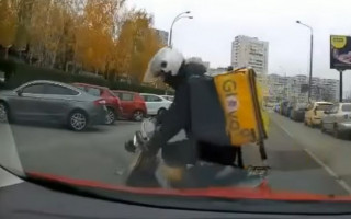 В Киеве курьеры на мопедах напали на водителя автомобиля, видео