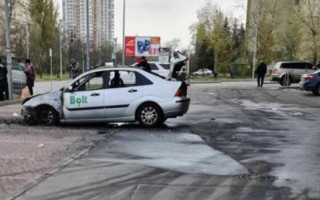 В Киеве взорвалась и сгорела машина службы такси: фото