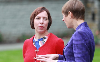 Возила дітей до школи на службовому авто: в Естонії звільнили міністра освіти