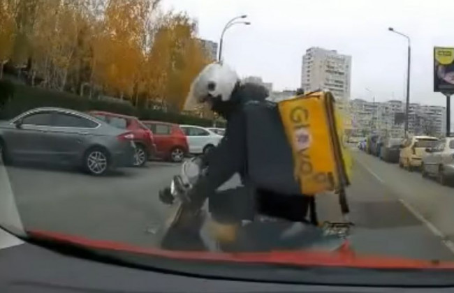 В Киеве курьеры на мопедах напали на водителя автомобиля, видео