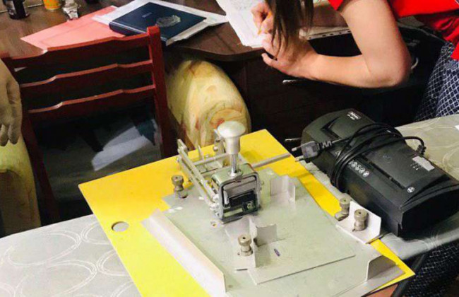 У Києві викрили шахраїв, які підробляли сертифікати відповідності на завезені з ЄС та США транспортні засоби