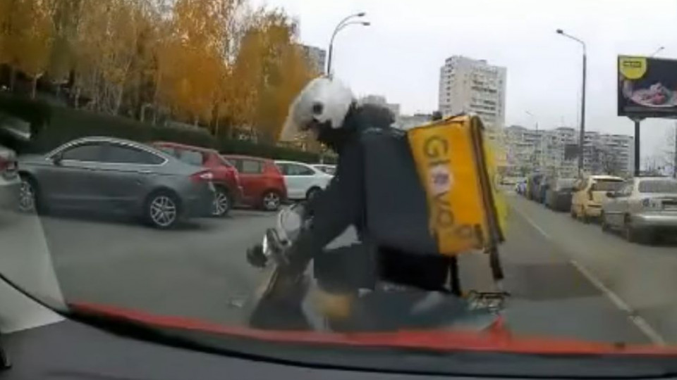 В Киеве курьеры на мопедах напали на водителя автомобиля, видео