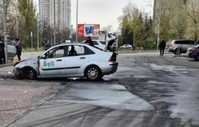 В Киеве взорвалась и сгорела машина службы такси: фото