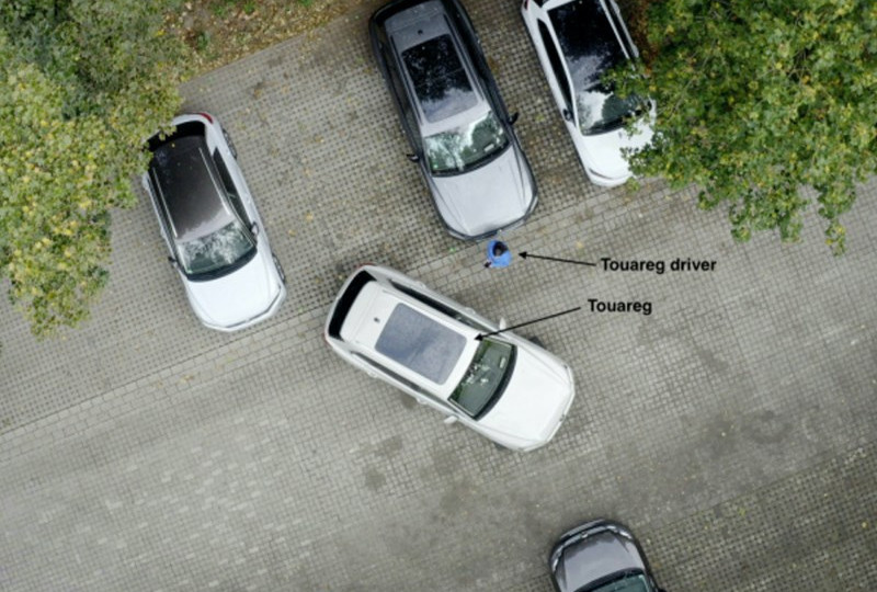 Volkswagen Touareg научился парковаться без водителя в салоне