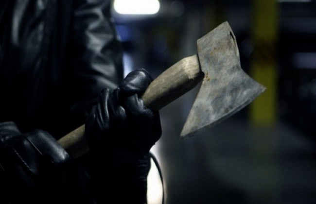 Ночью в окно дома судьи неизвестный бросил топор