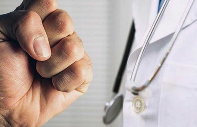 В Житомире пациент набросился с кулаками на беременную женщину-врача