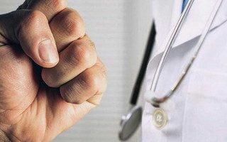 В Житомире пациент набросился с кулаками на беременную женщину-врача