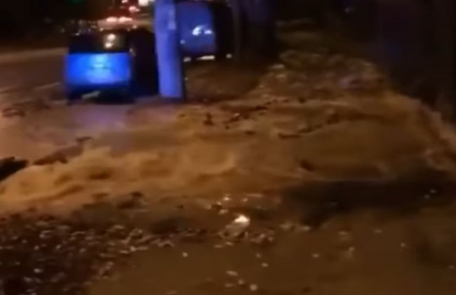 В Киеве появился «коммунальный гейзер», видео