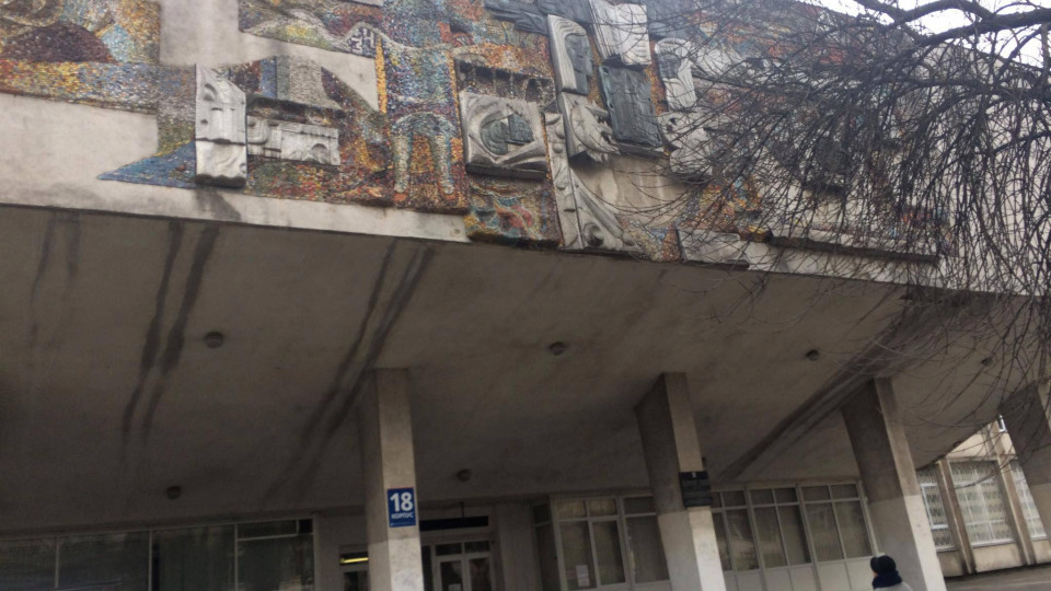 В Киеве с корпуса КПИ снесут мозаичное панно ради утепления фасада: фото