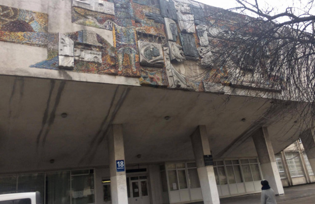 В Киеве с корпуса КПИ снесут мозаичное панно ради утепления фасада: фото