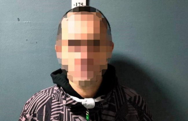 В Киеве мужчина вонзил нож в живот прохожего