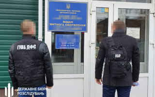 Дешеве розмитнення товарів: інспектора Сумської митниці підозрюють у зловживанні службовим становищем
