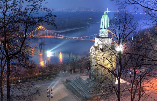 В Киеве пытались украсть знаменитый бинокль с Владимирской горки: фото