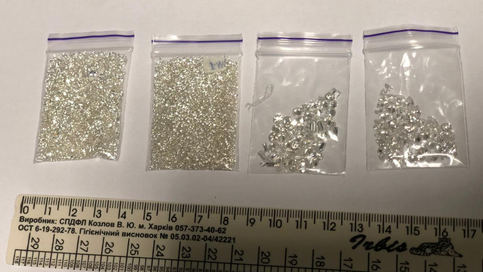 В Борисполе у пассажиров нашли бриллианты на 15 миллионов: прятали в нижнем белье