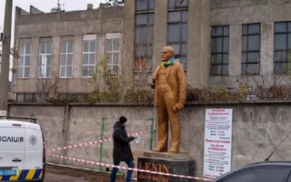 В Киеве возле станции метро установили памятник Ленину