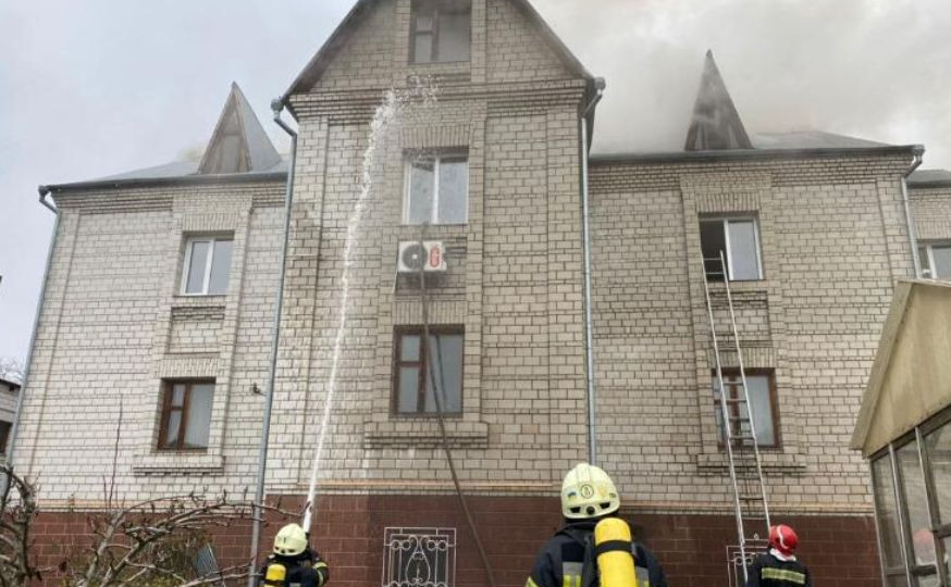 Предотвращен взрыв: в Киеве горел трехэтажный жилой дом