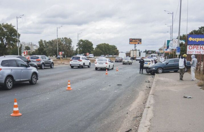 В Киеве двое водителей не поделили дорогу и подрались: видео