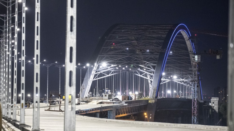 Будівництво Подільського мосту затягнулося: столична влада звернулася до поліції через активістів