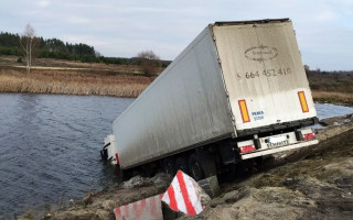 В Житомирской области фура съехала в озеро: машину вытягивали краном, фото