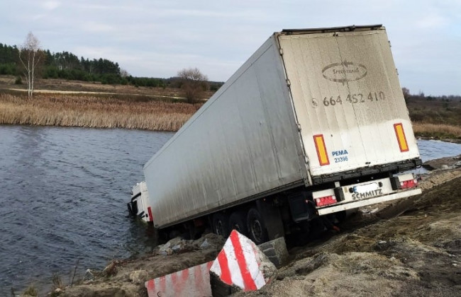 В Житомирской области фура съехала в озеро: машину вытягивали краном, фото