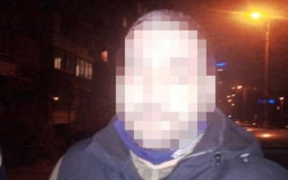 В Киеве мужчина устроил стрельбу возле жилого дома