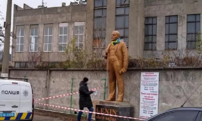 В Киеве возле станции метро установили памятник Ленину