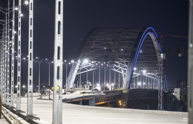 Будівництво Подільського мосту затягнулося: столична влада звернулася до поліції через активістів