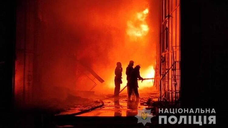 Мощный пожар на харьковском рынке «Барабашово»: полиция подозревает поджог