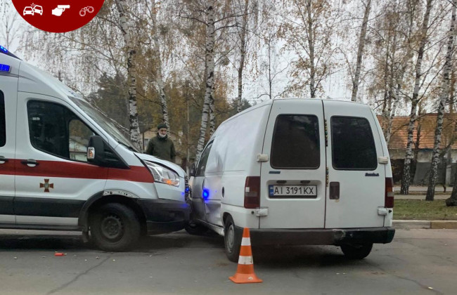 Решил проскочить перед скорой: под Киевом столкнулись два автомобиля