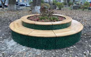 У Києві встановили лави-клумби з переробленого пластику: фото і відео